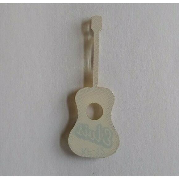 Elvis Presley Pinball KEYCHAIN Tiny Guitar Original Plastic Game Promo 2004 - Picture 3 of 4